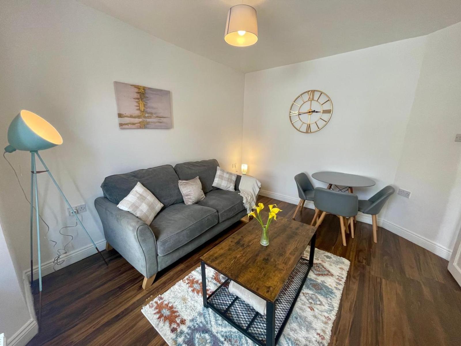 Broad House Location Long Sleeps 10 * Swindon